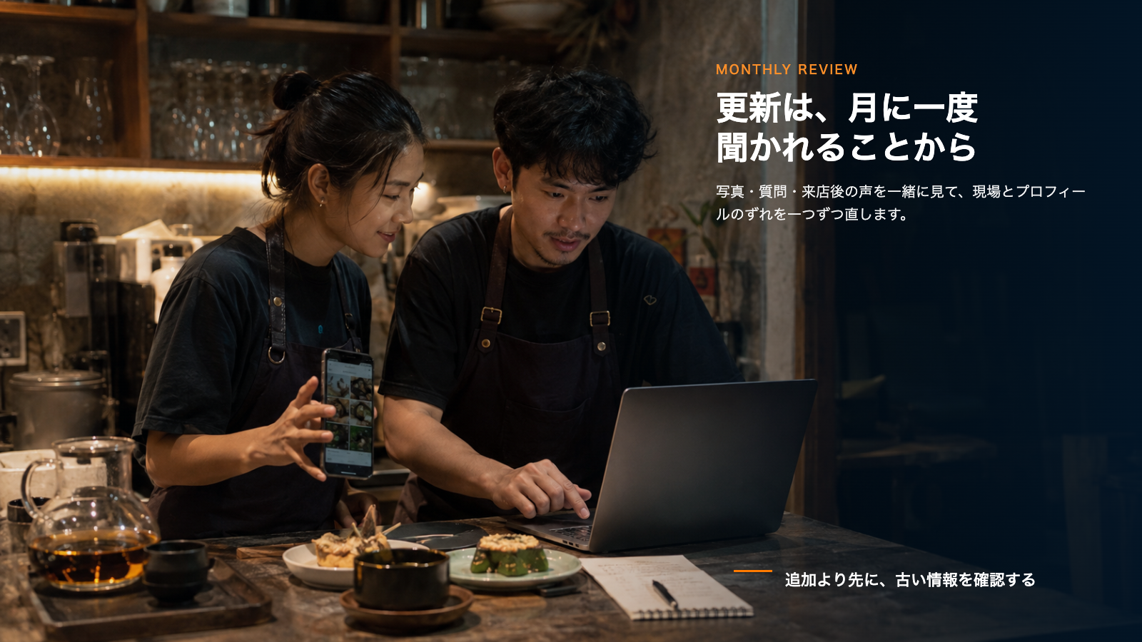 タイのカフェスタッフが店舗情報と商品写真を月次確認している様子