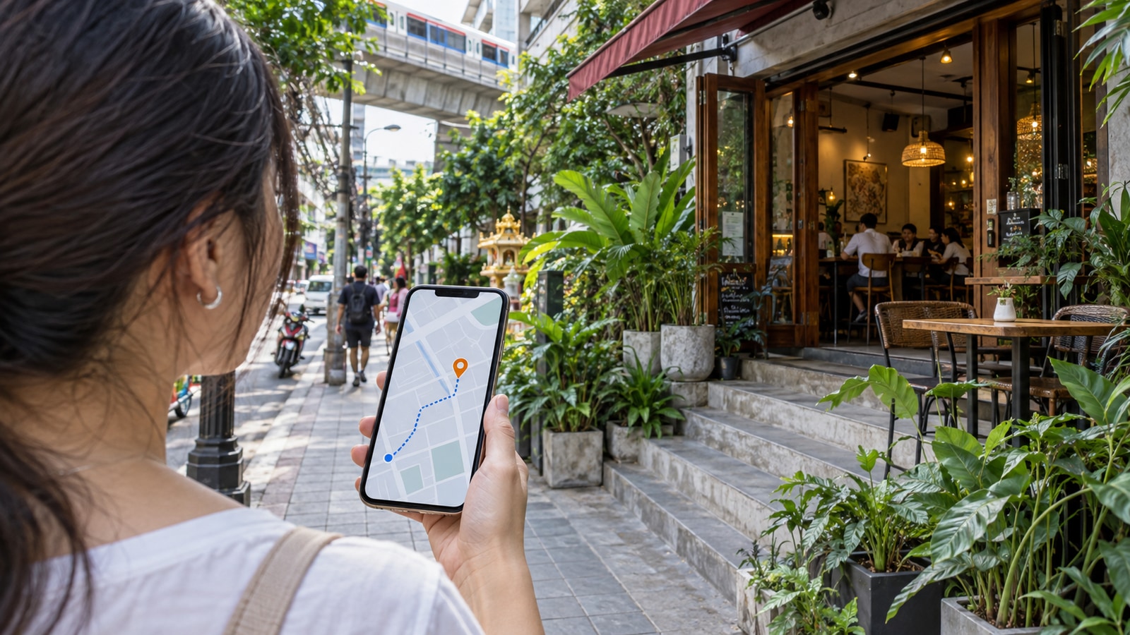 地図の位置とバンコクの店舗入口を確認する来店客のAI生成イメージ